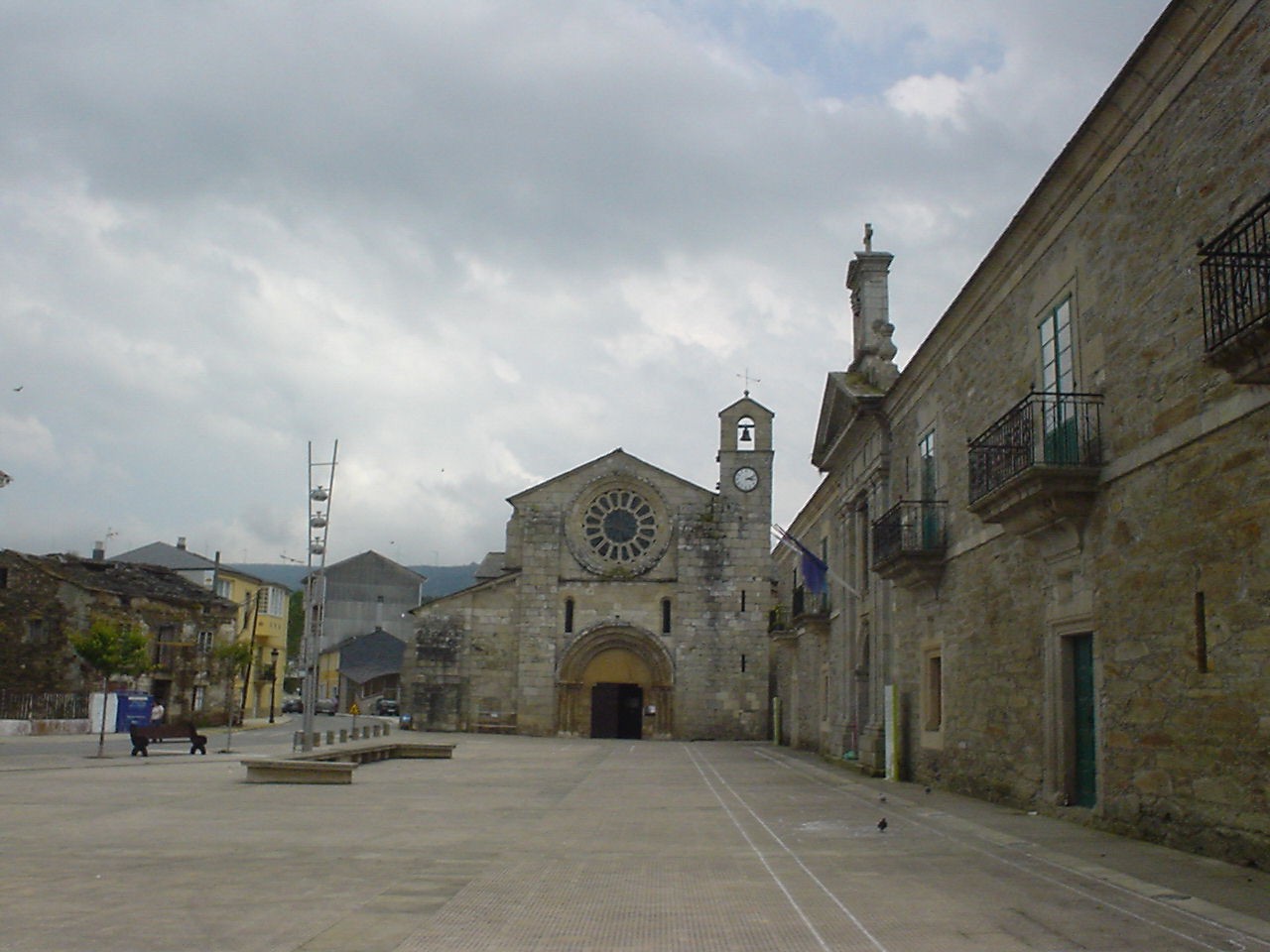 Porte du monastère avec ses ferrures médiévales