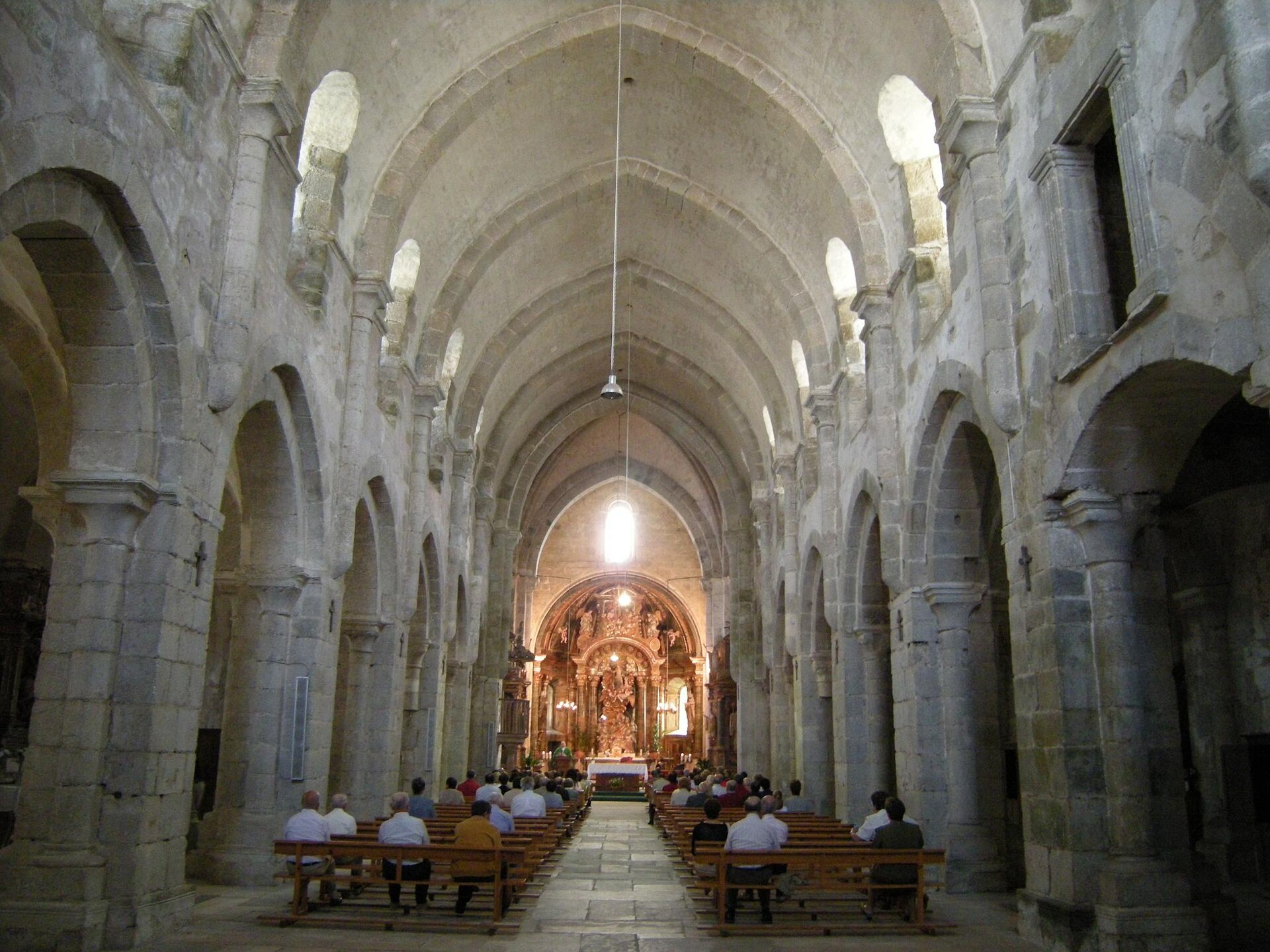 Nef centrale de l'église cistercienne
