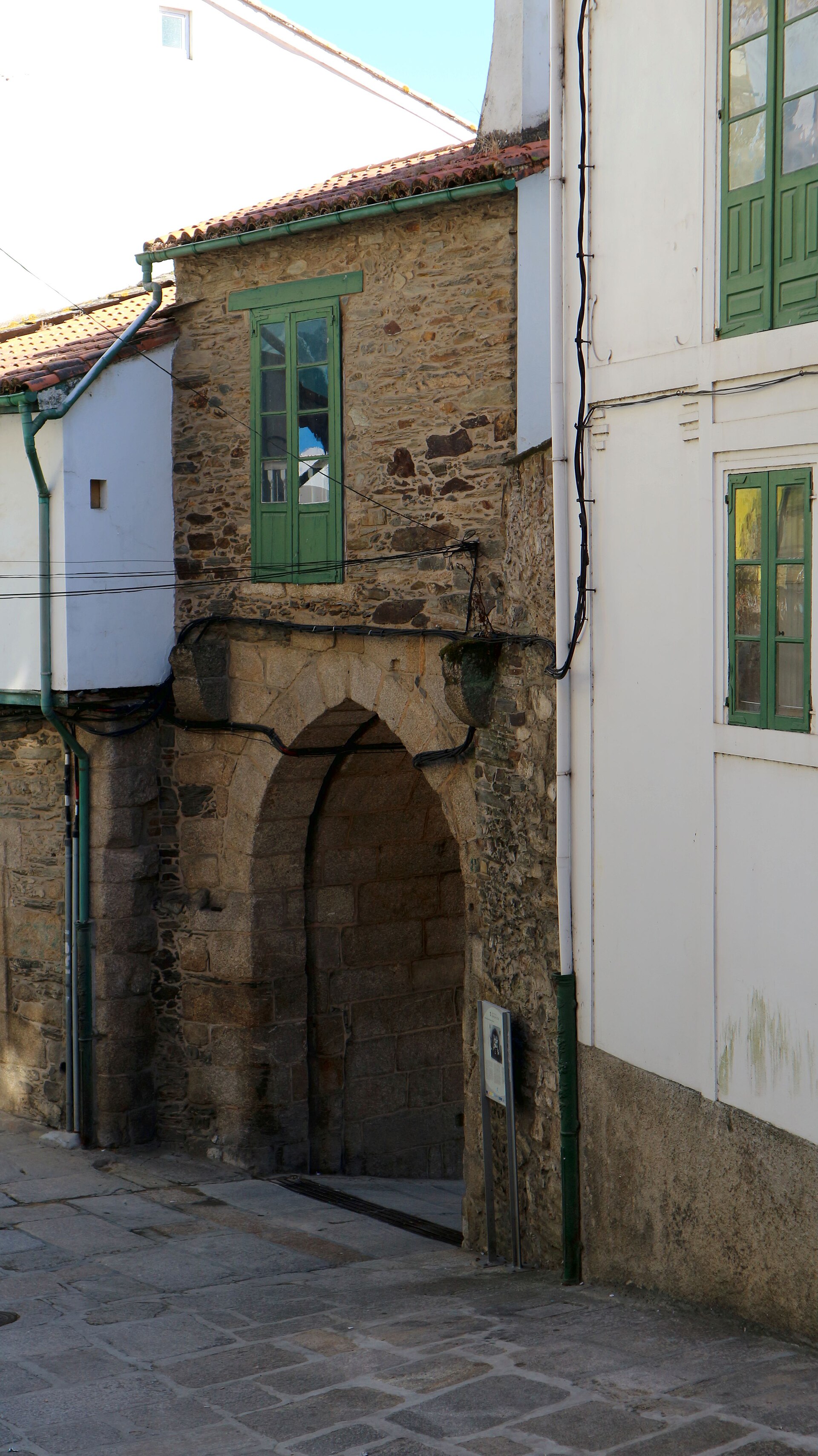 Arco de la Porta da Ponte Vella, una de las puertas de la muralla medieval
