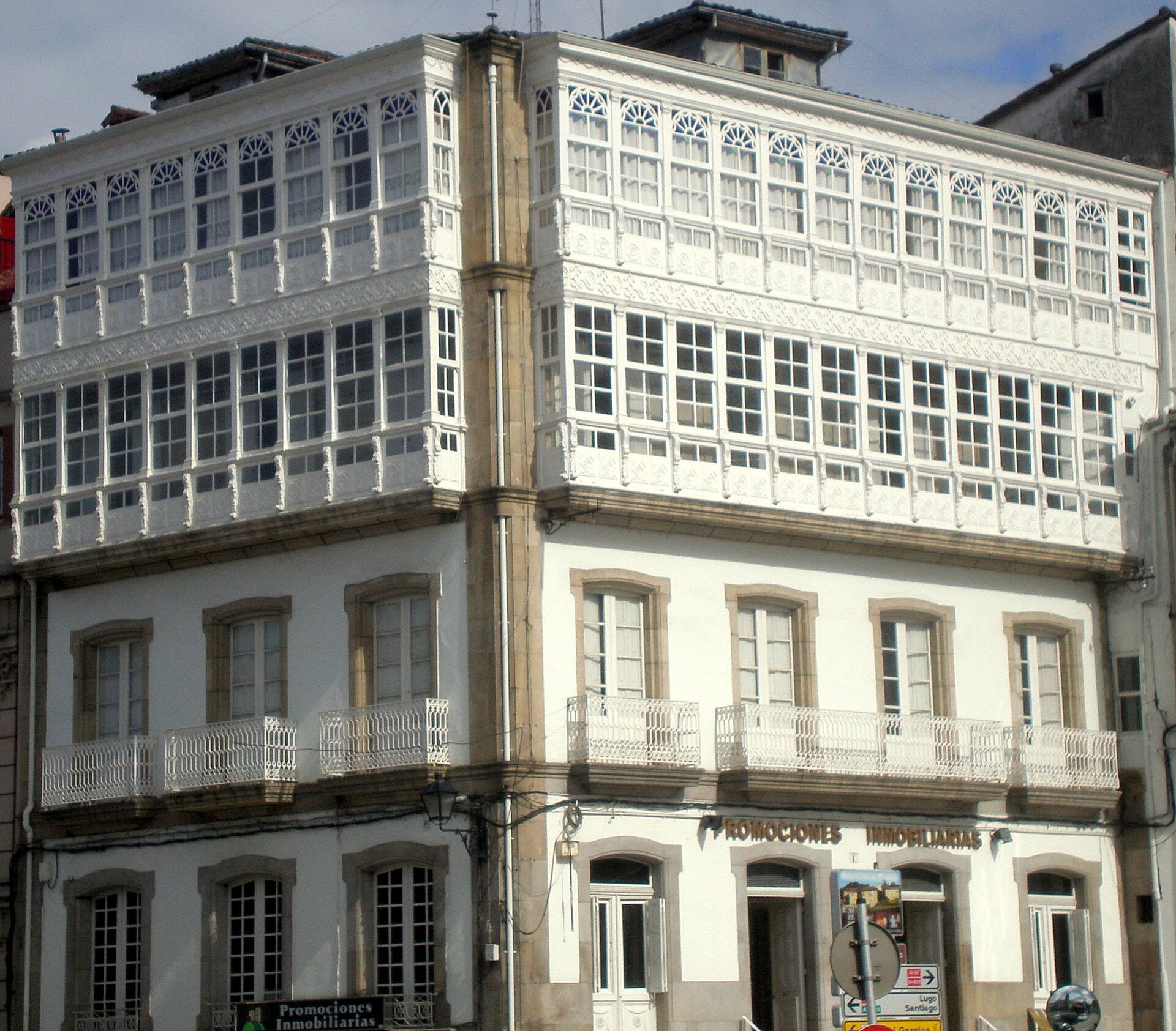 Praza Irmáns García Naveira, con la fuente y el antiguo convento de Santo Domingo al fondo