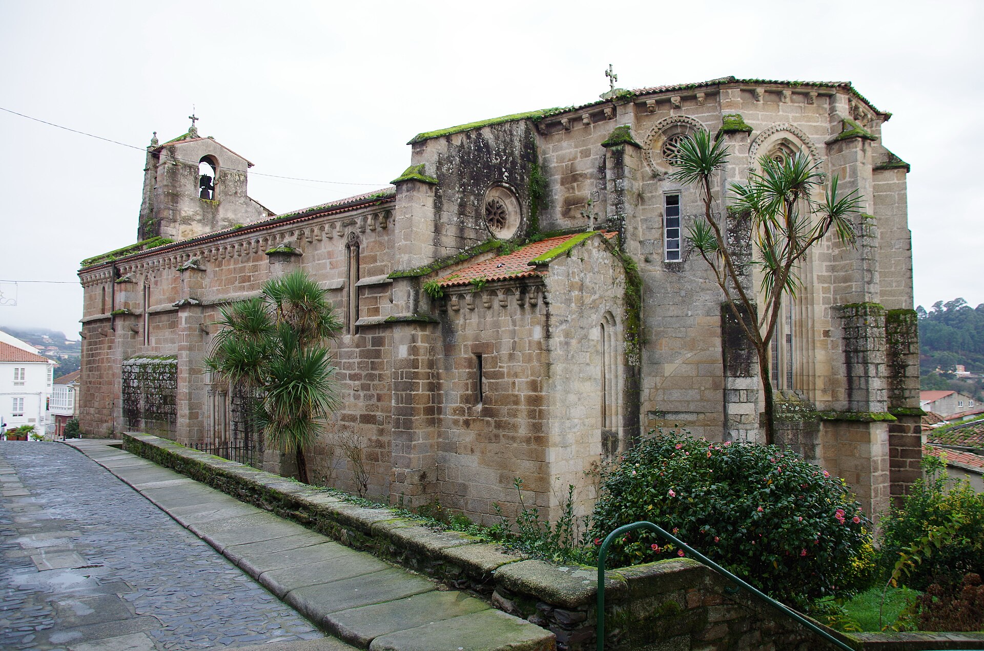 Portada de la iglesia de Santa María do Azogue, con su tímpano gótico