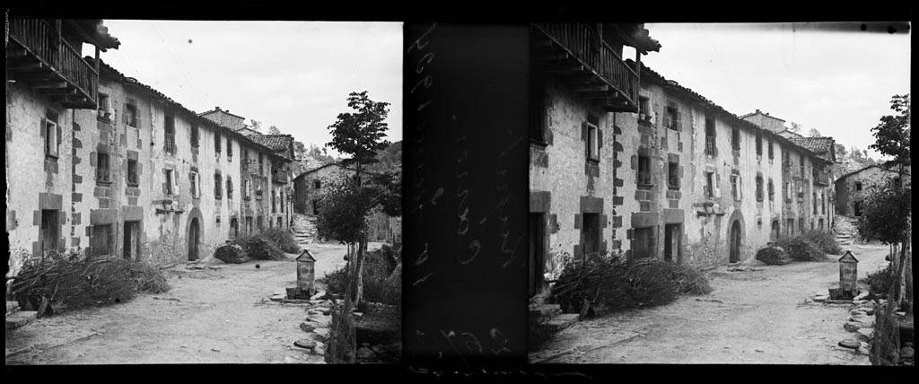 Rue de Rupit avec une fontaine dans la pierre