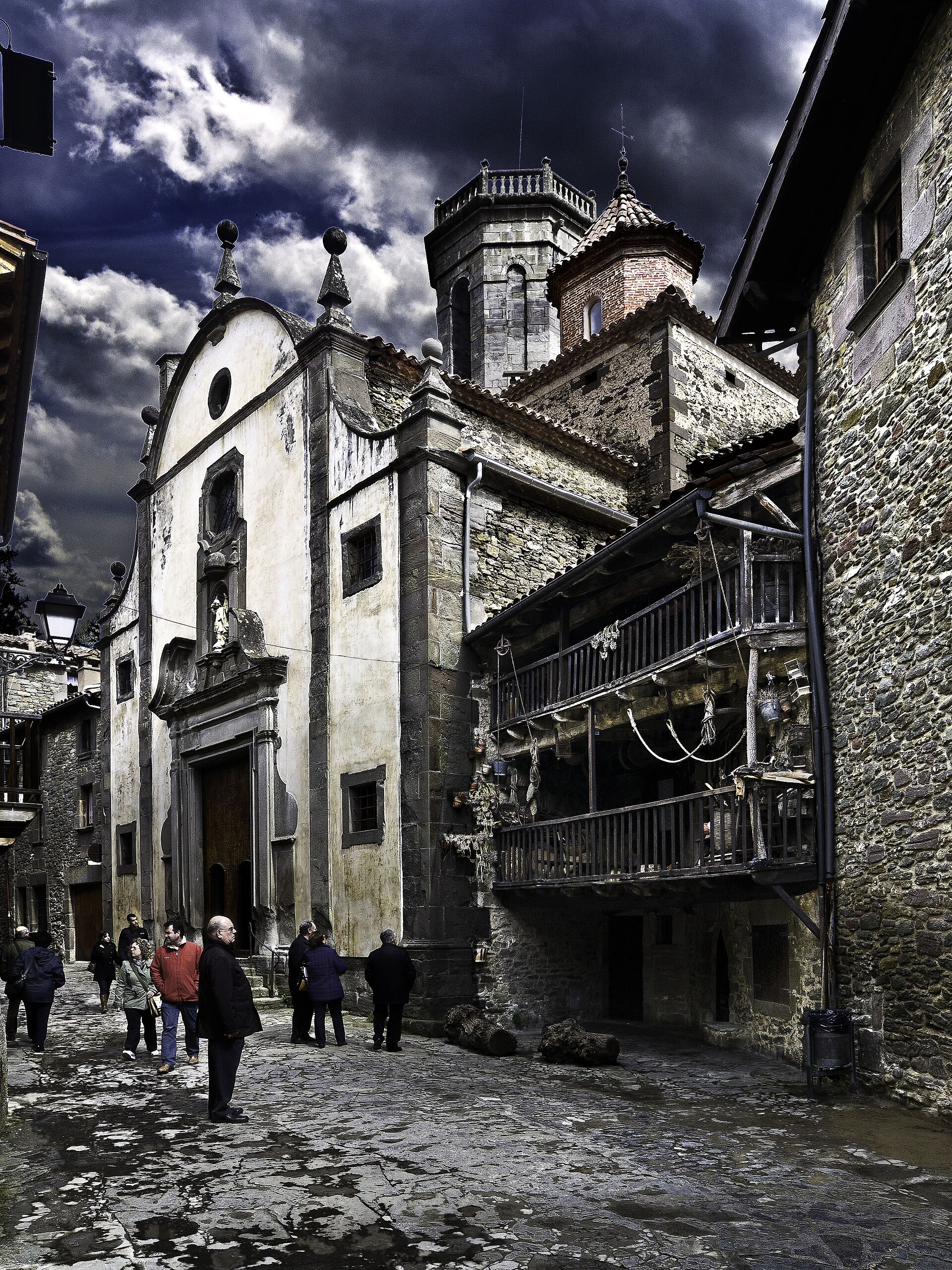 Façade baroque de l'Església de Sant Miquel de Rupit