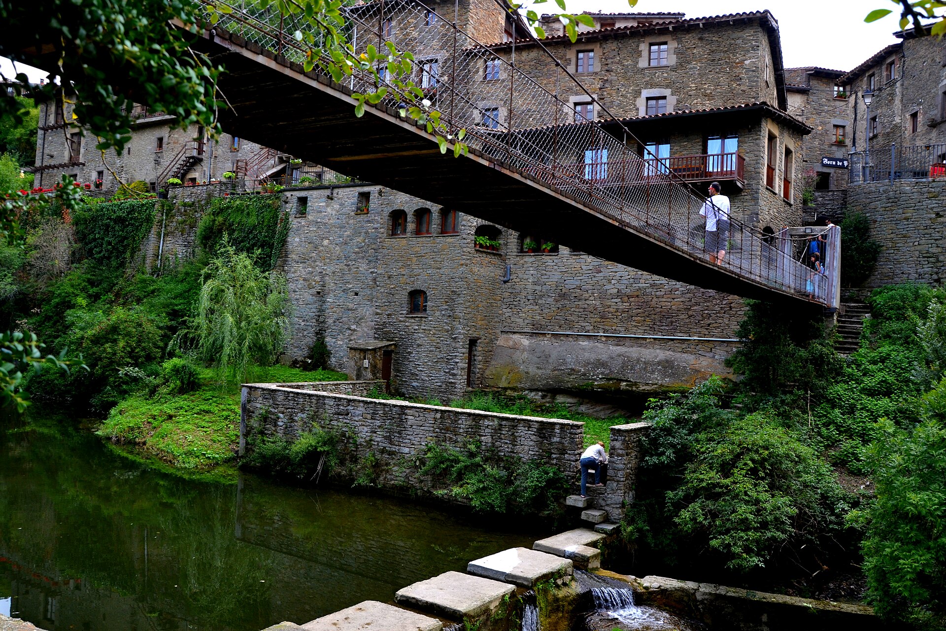 Le Pont Penjat de Rupit au-dessus de la riera