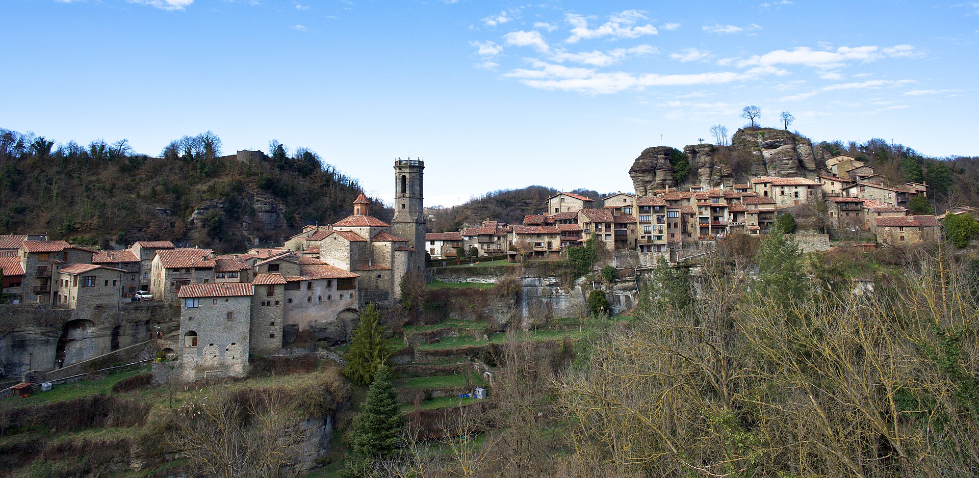 Vue générale de Rupit avec les ruines du château