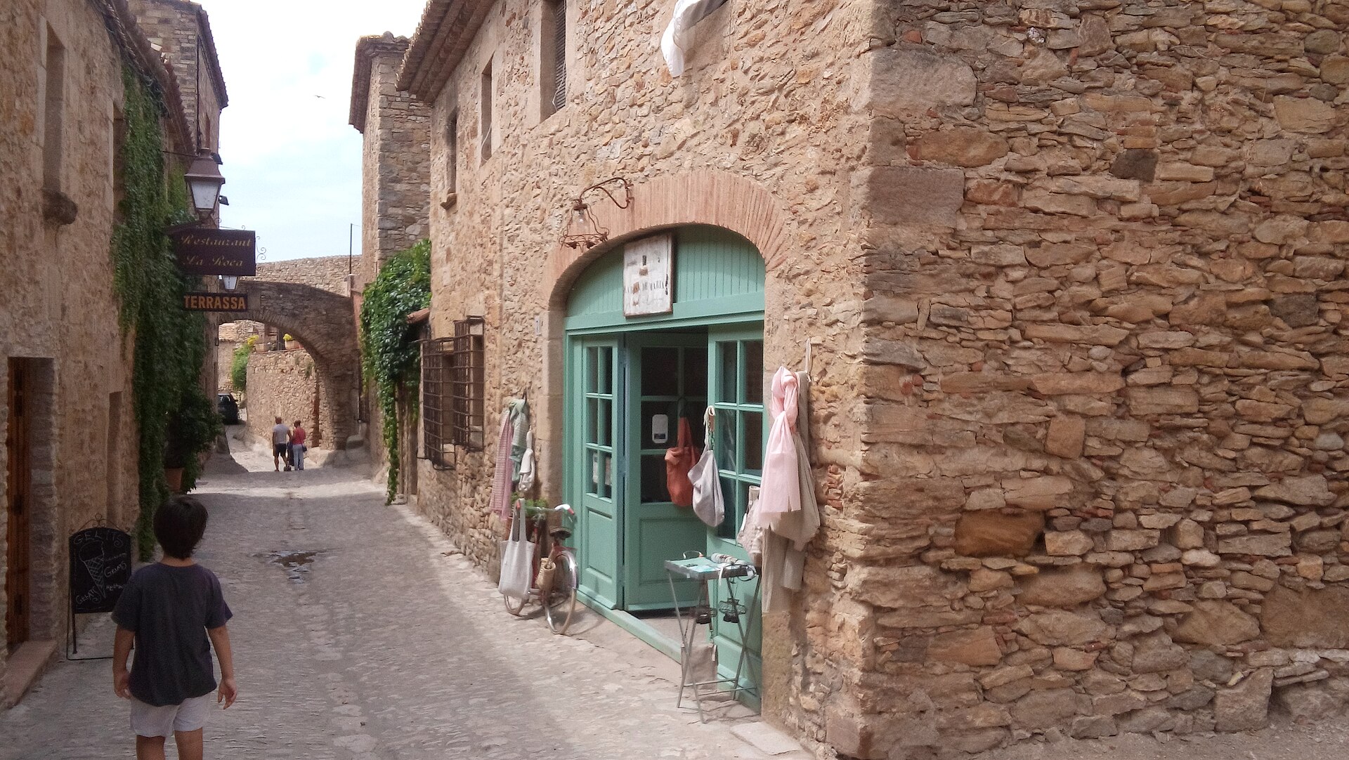 Rues pavées à l'intérieur de l'enceinte fortifiée